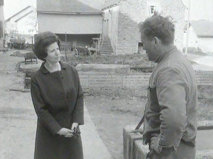 Jacqueline Guisolan en campagne pour le suffrage féminin dans la Broye fribourgeoise en 1969 [RTS]