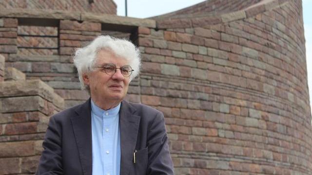 Mario Botta devant l’église Sainte-Marie des Anges Tessin [RTSreligion - Carole Pirker]