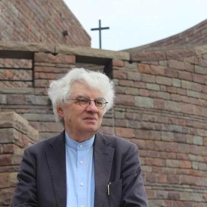 Mario Botta devant l’église Sainte-Marie des Anges Tessin [RTSreligion - Carole Pirker]