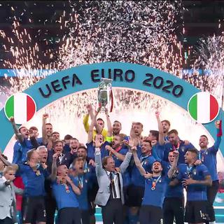 Finale, Italie - Angleterre (1-1, 3-2 tab): la remise du trophée !