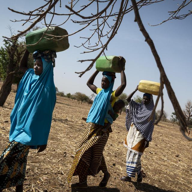 Le pacte de l'eau au Burkina Faso - le transport des bidons [RTS - Samuel Turpin]