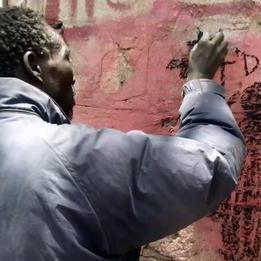 Pape Diop peint dans la médina de Dakar. [DR - facebook Yataal Art]