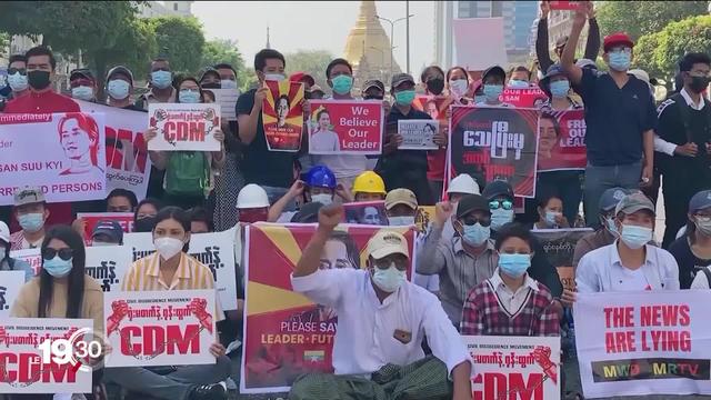 Des centaines de milliers de manifestantes et manifestants ont défilé en Birmanie.