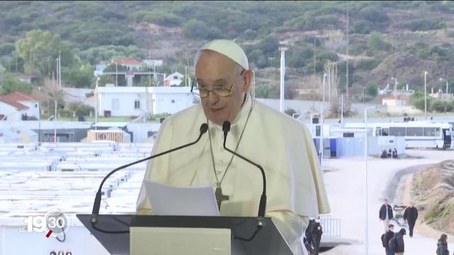 En visite au camp de migrants à Lesbos, emblématique de la crise migratoire aux portes de l’Europe, le pape François dénonce un "naufrage de civilisation"