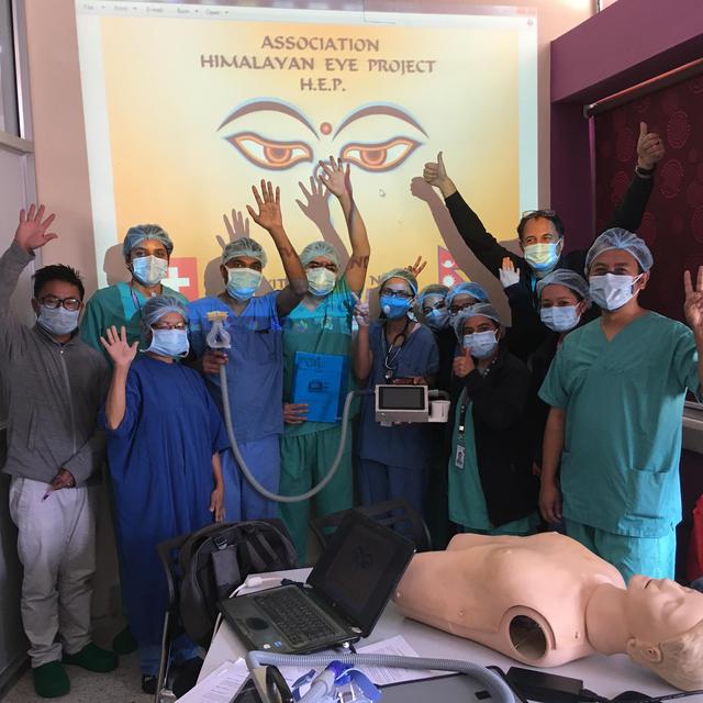 L'hôpital Kathmandu-Dhulikhel a alimenté et rechargé les bouteilles d’oxygène pour les patients atteints du Covid-19 [hepnp.org - Serge Currat]