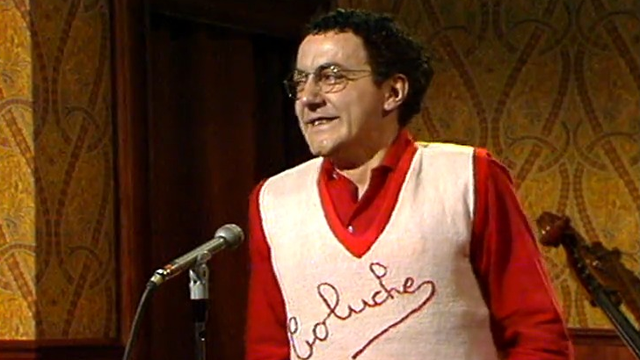L'humoriste français Coluche en 1974 sur le plateau de l'émission à Bâtons rompus. [RTS]