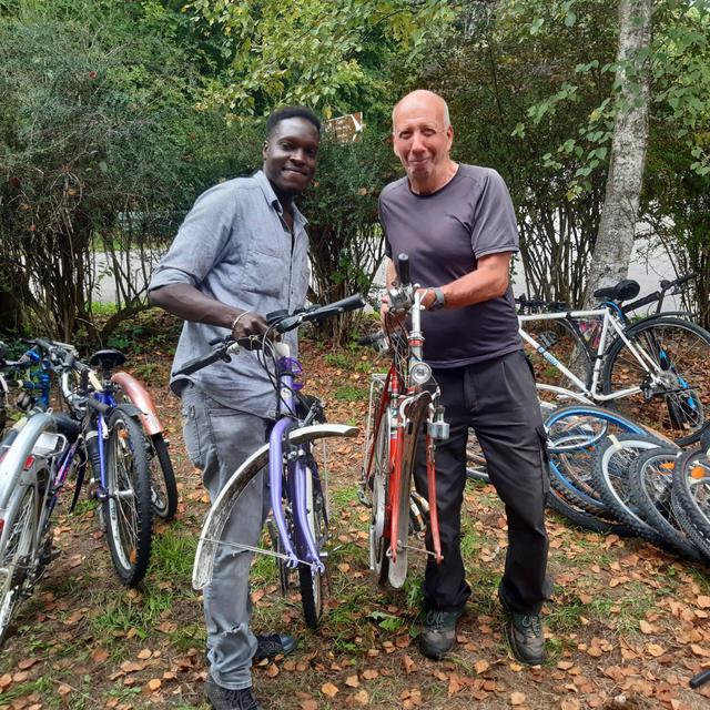 L'association Urumuri élabore actuellement pour les jeunes rwandais dès l’âge de 16 ans un programme lié aux vélo [urumuri.ch]