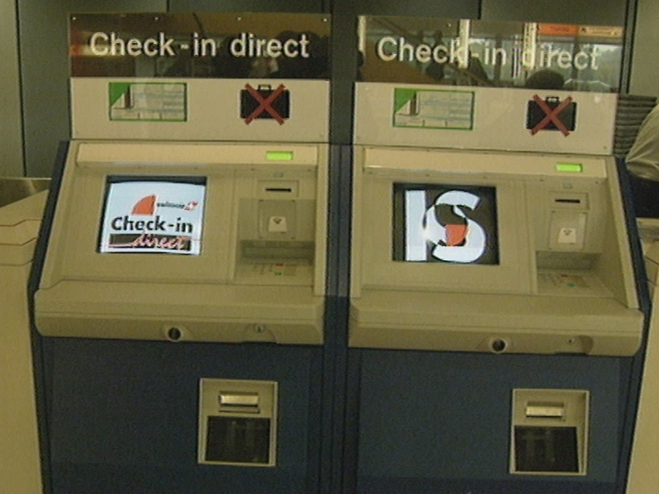 Les premières machines de check-in automatique à l'aéroport de Cointrin en 1993. [RTS]