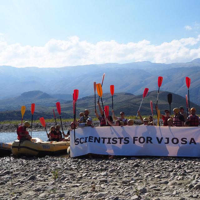 Groupe de scientifiques sur la Vjosa en Albanie [RTS - Louis Seiller]