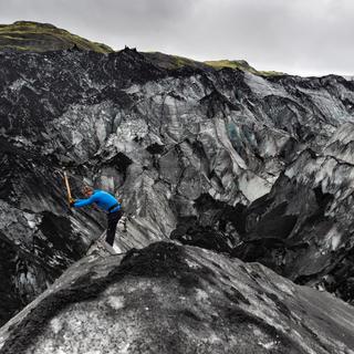 Scientfique sur un glacier en Islande [RTS - Samuel Turpin]