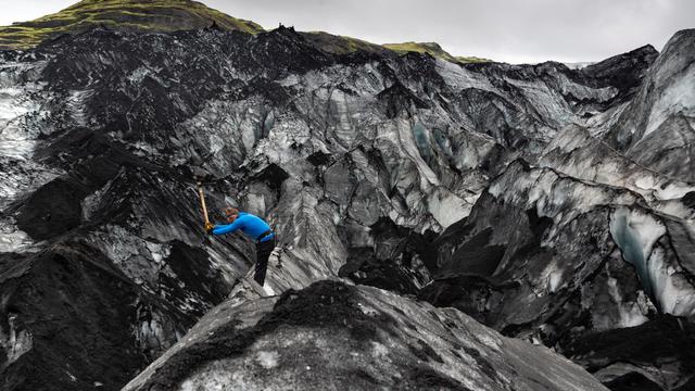Scientfique sur un glacier en Islande [RTS - Samuel Turpin]