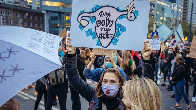 5ème journée de protestation contre le jugement qui pourrait conduire à une interdiction quasi totale des avortements à Varsovie (en Pologne), le 26 octobre 2020. [Depositphoto - fotokon]