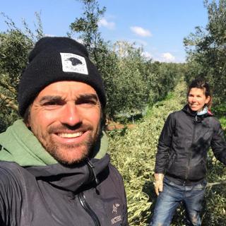 Valentine et Philippe devant les oliviers de Grèce. [DR - jiraioutuiras.org]