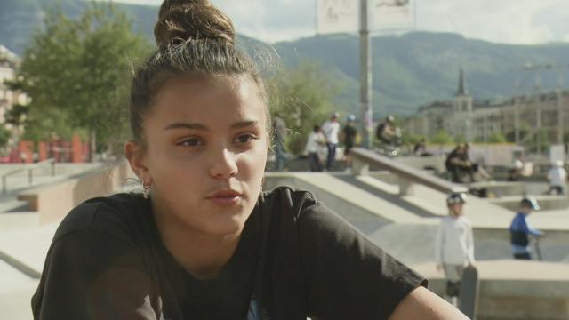 Inès Sebayang, plus jeune joueuse de Servette Chênois (15 ans), partage sa vie d'ado entre ses entrainements de foot et sa deuxième passion, le skateboard.