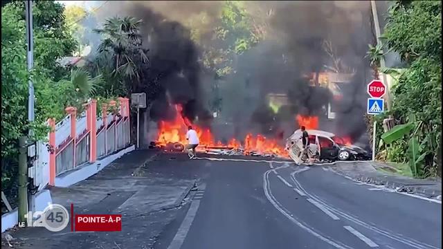 Débordements en Guadeloupe et en Martinique dus à la situation sanitaire et à une crise sociale explosive.