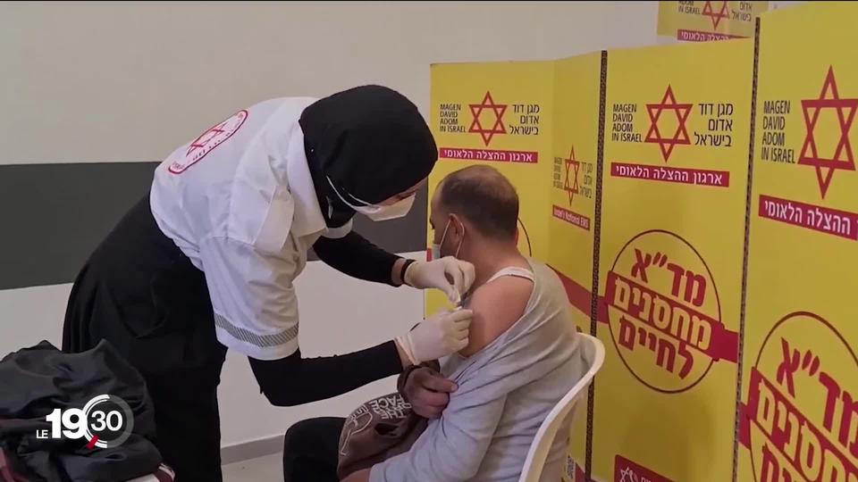 En Israël, on administre la troisième dose de vaccin depuis plusieurs semaines.