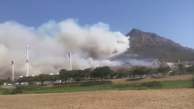 Incendie sur la montagne emblématique de la ville sud-africaine du Cap