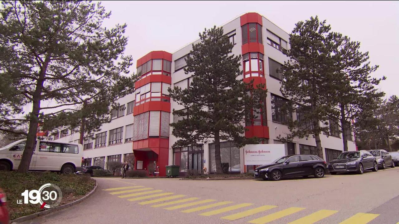 Johnson & Johnson confirme la suppression de 320 emplois à Neuchâtel. L'absence de plan social crée la polémique.