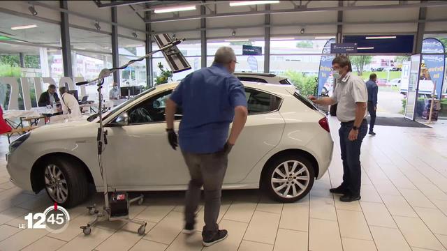 Pour faire face aux sinistres liés à la grêle, assureurs et carrossiers misent sur des drive-in qui ne désemplissent pas