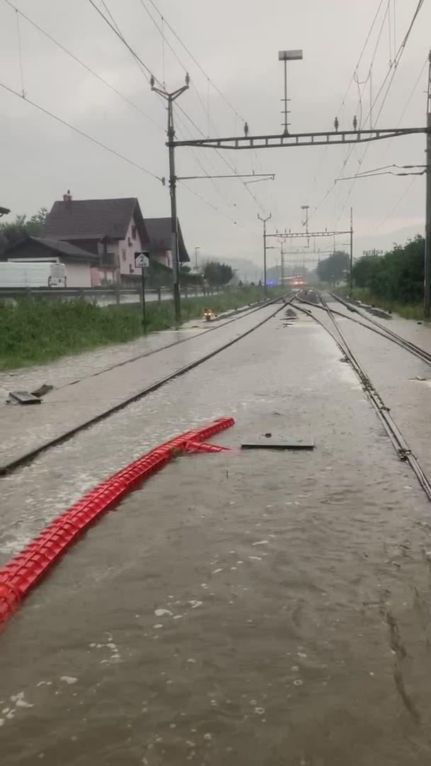 Le passage à niveau CFF à Sonceboz après le débordement d'un ruisseau - vidéo d'Adrien