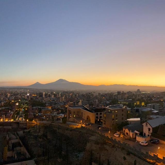 Erevan, la capitale arménienne, avec en toile de fond l’incontournable Mont Ararat. [DR - Nelly Poliakov]