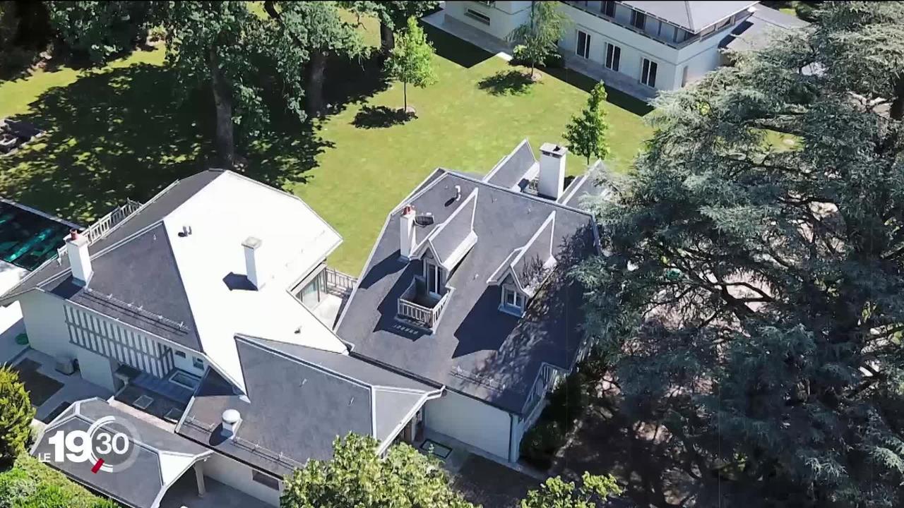 Deux villas de luxe, propriétés d'un homme d'affaires aux créances de plus de 20 millions, vendues aux enchères.