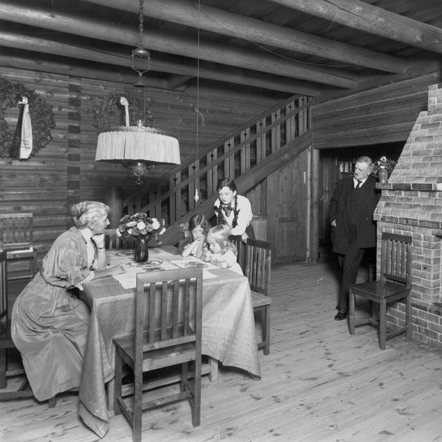 Photographie de la famille d'Aino et Jean Sibelius à Ainola : Aino, Heidi, Margareta, Katarina et Jean à la salle à manger en 1915. [CC BY 4.0 / Wikimedia Commons - Eric Sundström]