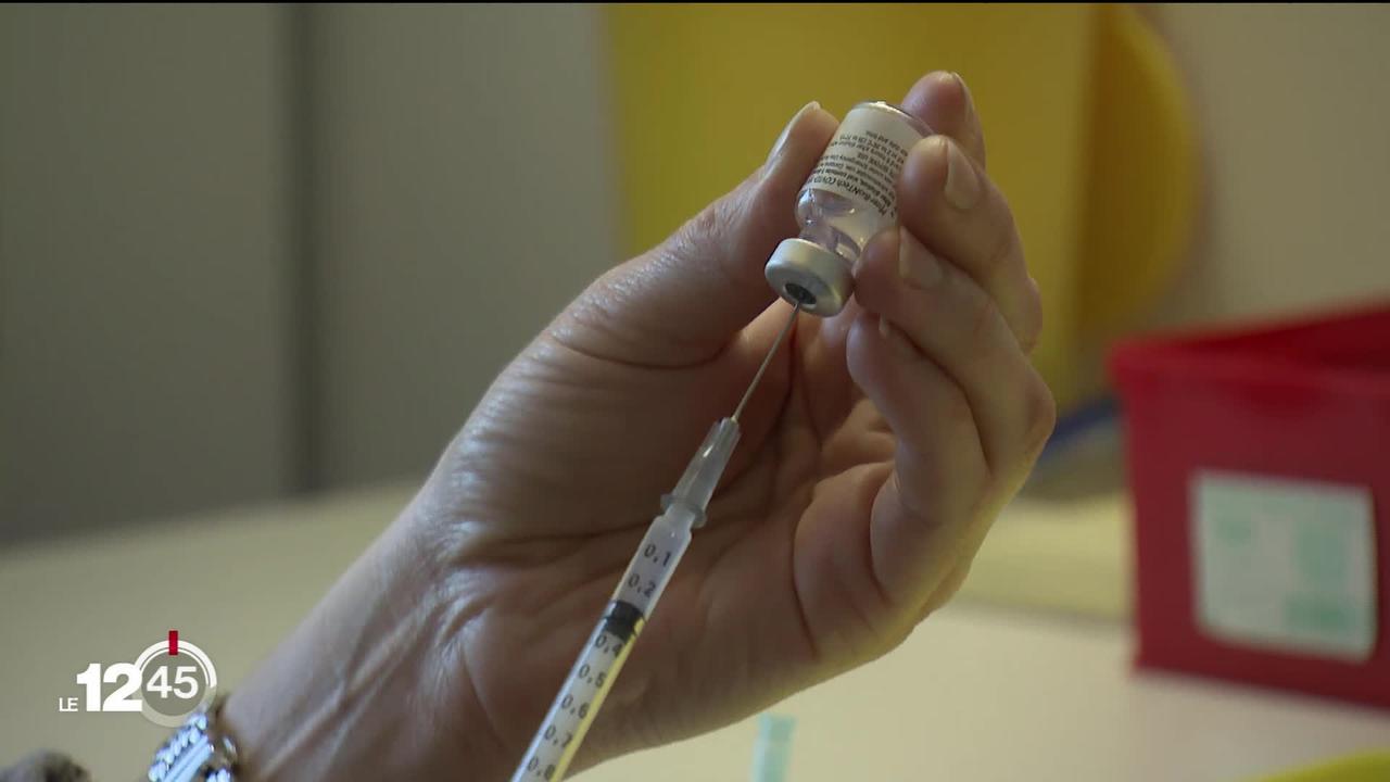 Vaccination: les professionnels essayent de maximiser le nombre de doses injectées par flacon de vaccin ouvert.