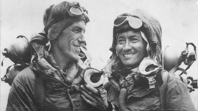 Edmund Hillary &Tenzing Norgay réussissent la première ascension de l’Everest le 29 mai 1953. [CC by SA 3.0 Unreported Wikimedia - Jamling Tenzing Norgay]