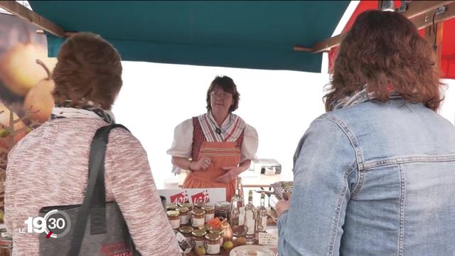 La vente directe a augmenté avec la crise sanitaire. Va-t-elle perdurer? Reportage dans un marché des terroirs jurassien