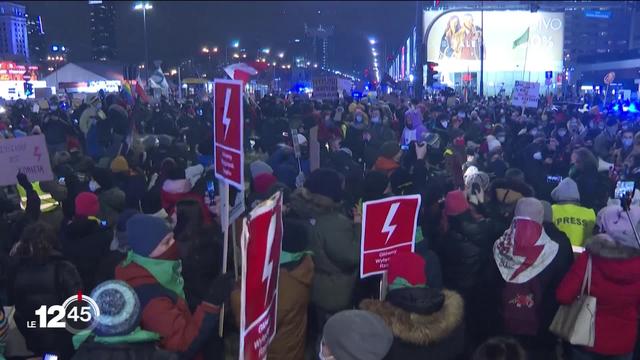 Manifestation dans les rues de Pologne contre l’interdiction totale de avortement décrétée par le tribunal constitutionnel