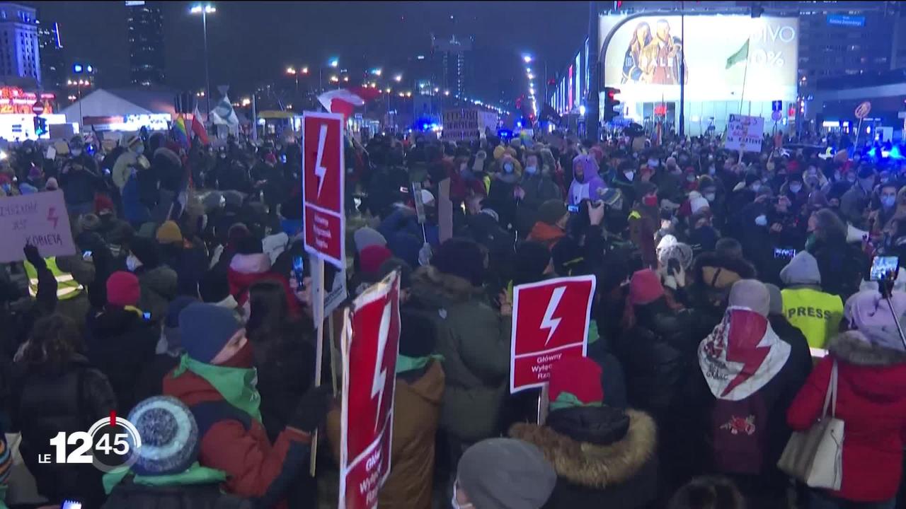 Manifestation dans les rues de Pologne contre l’interdiction totale de avortement décrétée par le tribunal constitutionnel