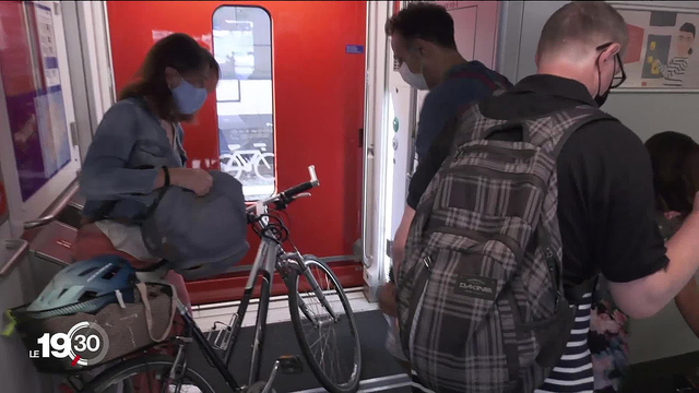 Les CFF exigent une réservation pour emporter son vélo dans le train. Grogne des usagers. Des pétitions sont lancées.