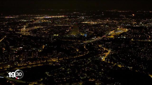 Le canton du Jura demande à ses commerces d'éteindre les enseignes dès 22h. Objectif: diminuer la pollution lumineuse.