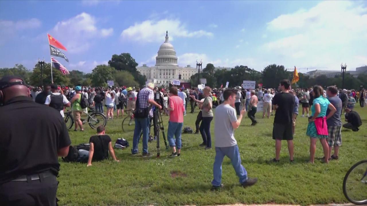 Une poignée de partisans de Trump défile à nouveau devant le Capitole