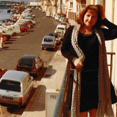 Püppchen sur la terrasse de l'appartement de Georges Brassens à Sète [Collection Bernard Lonjon]