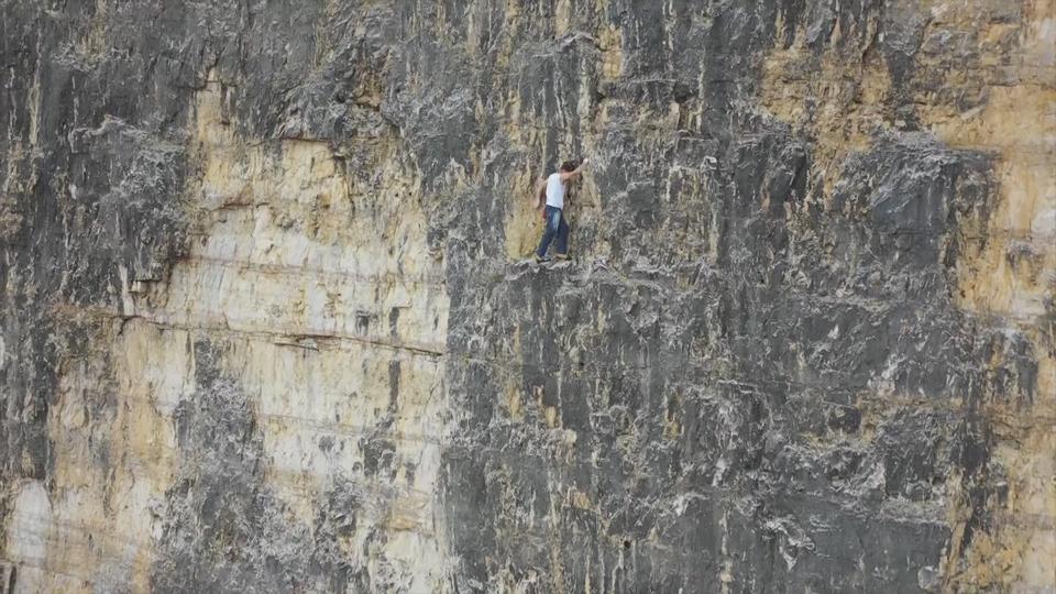 Dani Arnold à l'assaut des Tre Cime di Lavaredo, dans les Dolomites