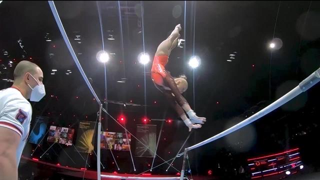 Finales par engins, barres asymétriques : Angelina Melnikova (RUS) sur la plus haute marche du podium