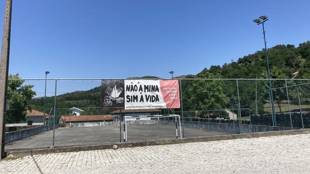 "Non à la mine, oui à la vie". Slogan que l’on peut lire dans  la région de Barroso, Portugal [RTS - Mélanie Nunes]