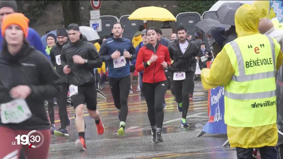 La Course de l’Escalade fait son retour sous la pluie ce week-end à Genève. Une 43e édition marquée par le défi imposé par les contraintes sanitaires