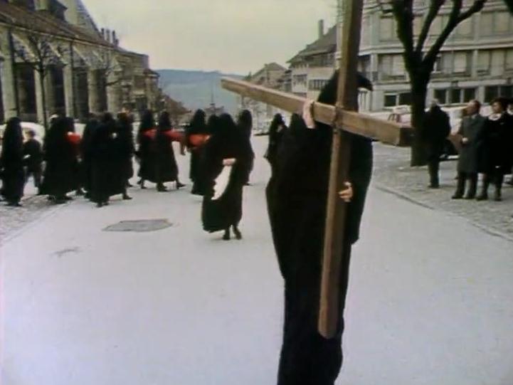 Les pleureuses de Romont, lors de la procession du vendredi saint, 1975. [RTS]