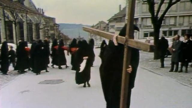 Les pleureuses de Romont, lors de la procession du vendredi saint, 1975. [RTS]