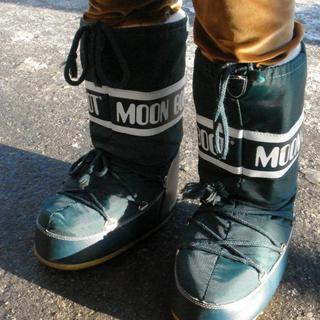 Moon Boots [CC by SA Generic 2.0 Wikimedia - Leon Brocard]