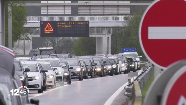 Fâchés de leurs conditions d'activité en Suisse, les taxis français bloquent les axes transfrontaliers du canton de Genève