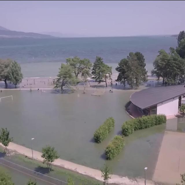 La vigilance reste de mise sur le lac de Neuchâtel. La décrue va durer plusieurs jours. Reportage à Yverdon-Les-Bains.