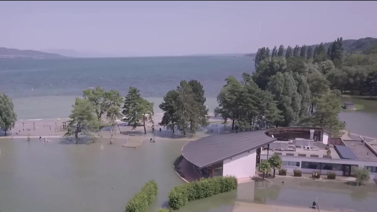 La vigilance reste de mise sur le lac de Neuchâtel. La décrue va durer plusieurs jours. Reportage à Yverdon-Les-Bains.