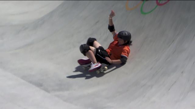 Skateboard, finale dames: Misugu Okamoto (JPN), championne mondiale, chute lors de son 3e run et ne gagnera pas de médaille !