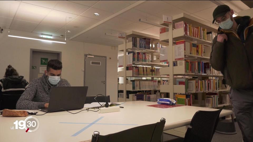 À la bibliothèque d'Uni Mail à Genève, difficile de trouver une place à une semaine du début des examens universitaires