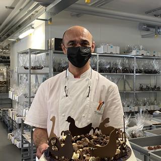 Le chocolatier Tristan Carbonatto à Perroy (2021). [RTSReligion - Noriane Rapin]