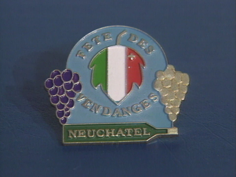 Un faux pin's de la Fête des vendanges 1993. [RTS]